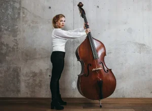 foto jonge vrouw met contrabas